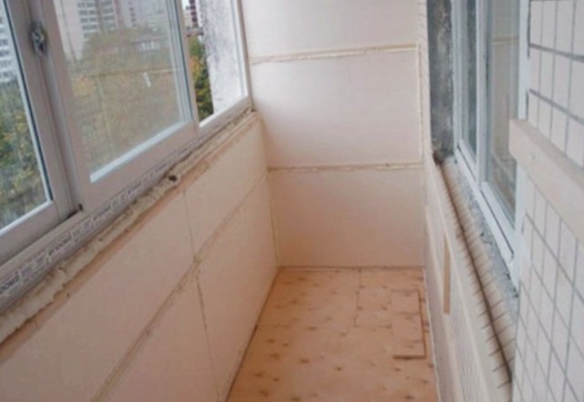 Пенопласт применяют для утепления балкона изнутри