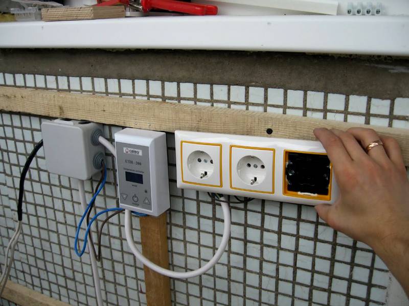 Розетки в блоке с выключателем и регулятор системы «теплый пол»