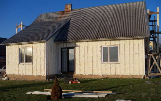 Чтобы деревянный дом удовлетворял всем требованиям современных норм по теплосбережению, его приходится утеплять - деваться некуда. 