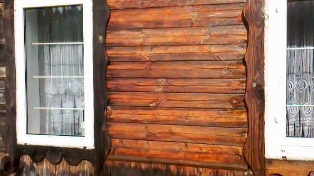 Перед тем как утеплить деревянный дом, нужно очистить стены от загрязнений, грибка, гнили и вредителей.