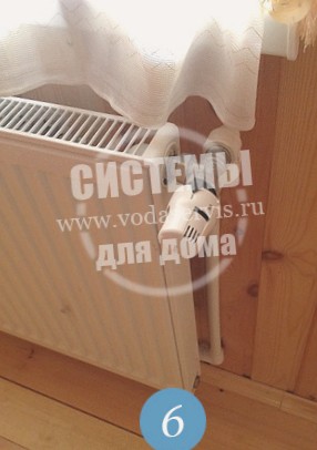 радиатор отопления в комнате коттеджа