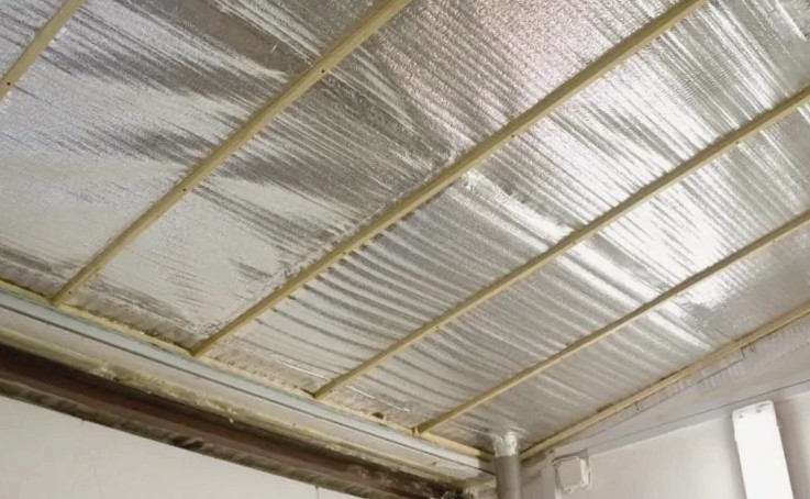 Утепляем потолок фольгированным утеплителем