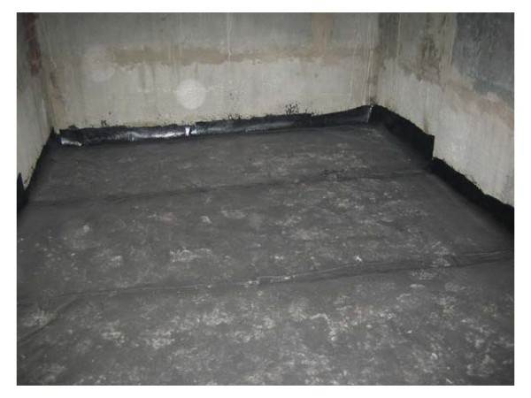В качестве «герметика» может выступить рубероид, постеленный на бетонный пол (на фото)
