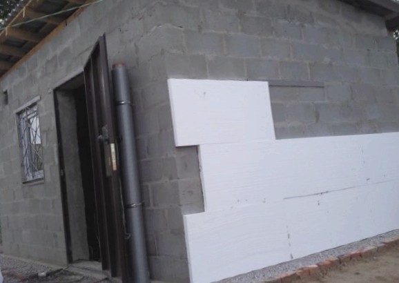 установка плит пенопласта на наружные стены дома
