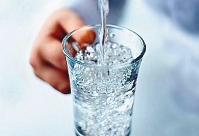 Определение уровня влажности с помощью стакана с водой