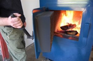 Твердотопливный котел необходимо периодически заполнять топливом - дровами, углем, торфом или специальными гранулами