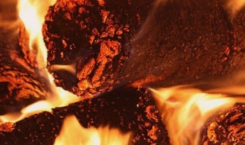 Уголь от горящего брикета