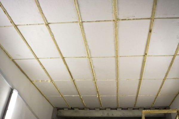 Утепление потолка с помощью пенопласта