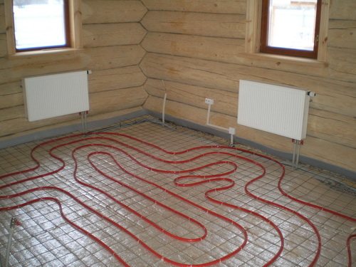 При теплотрассе можно в бане сделать хоть радиаторы, хоть теплый пол.