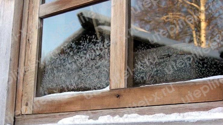 Старые деревянные окна зимой