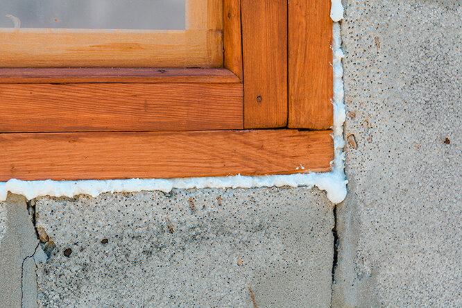 Заделать щели в окнах можно при помощи обычной монтажной пены
