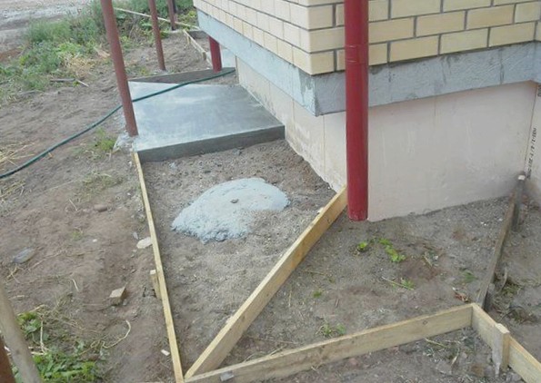 Чтобы бетон не растекался, необходимо подготовить опалубку