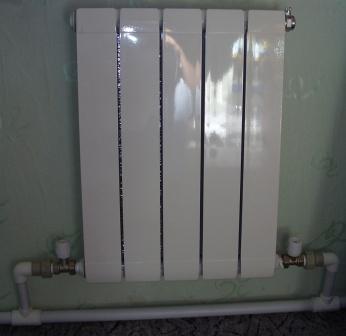 Радиатор отопления, соединенный с магистральной трубой