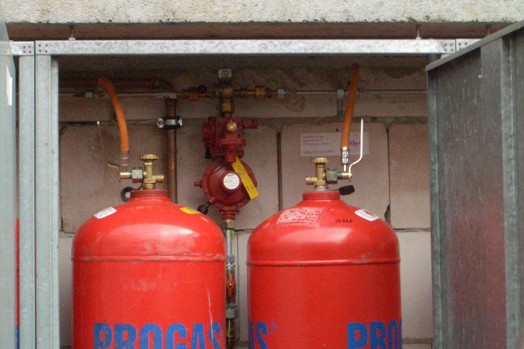 При выборе газового котла следует учитывать тип отопительного прибора и его КПД