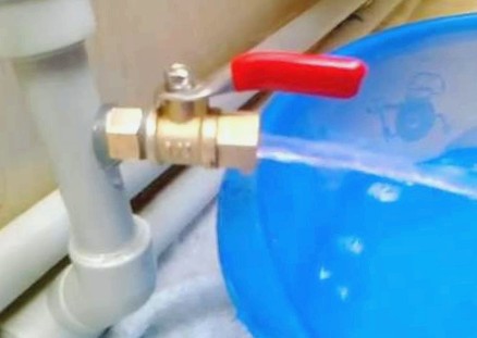 Пример удаления воды из радиатора отопления