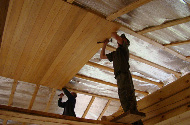 монтаж вагонки на потолок в деревянном доме