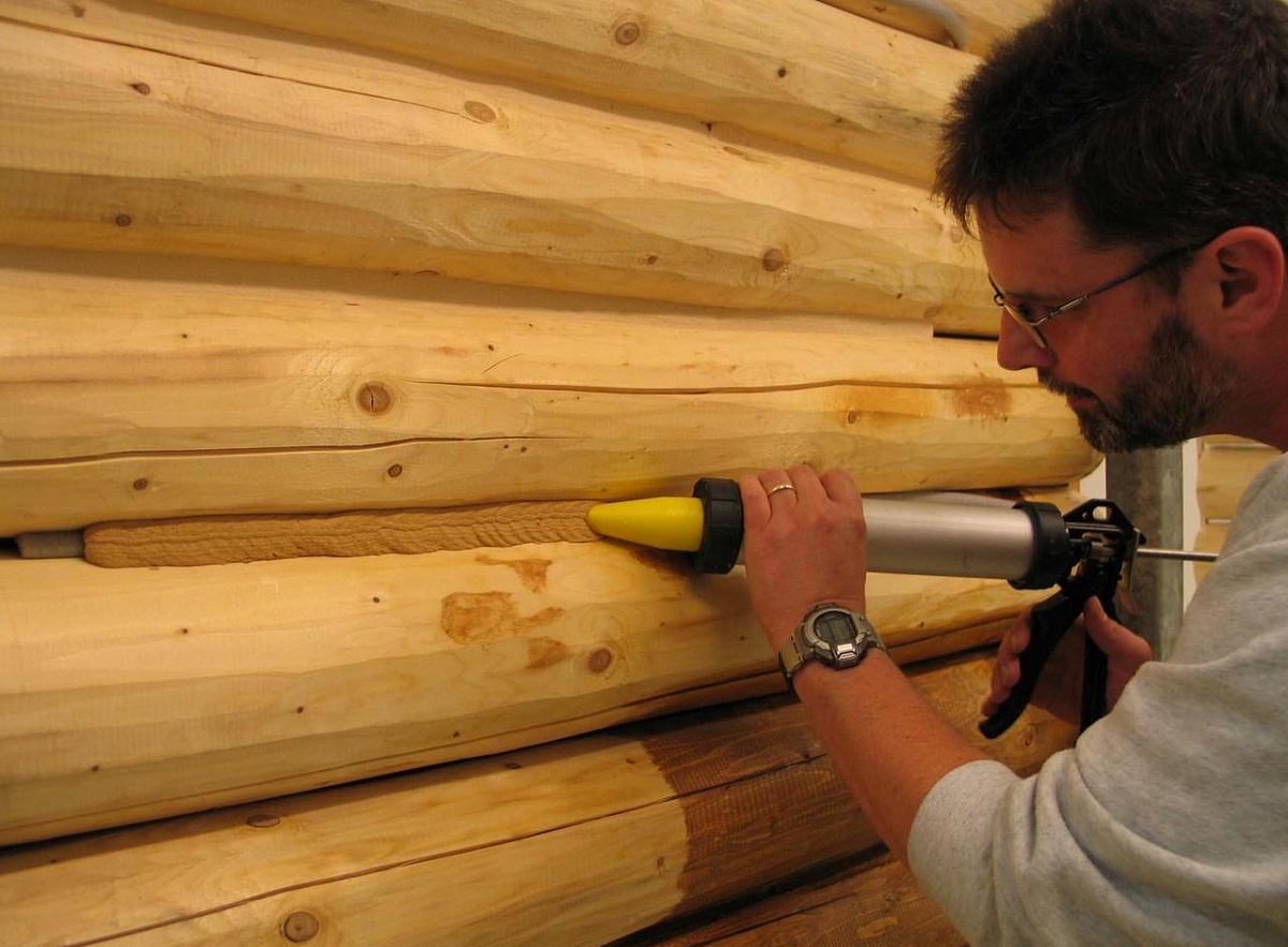 Если вы не имеете опыта утепления деревянного дома изнутри, то следует обратиться к профессионалам 