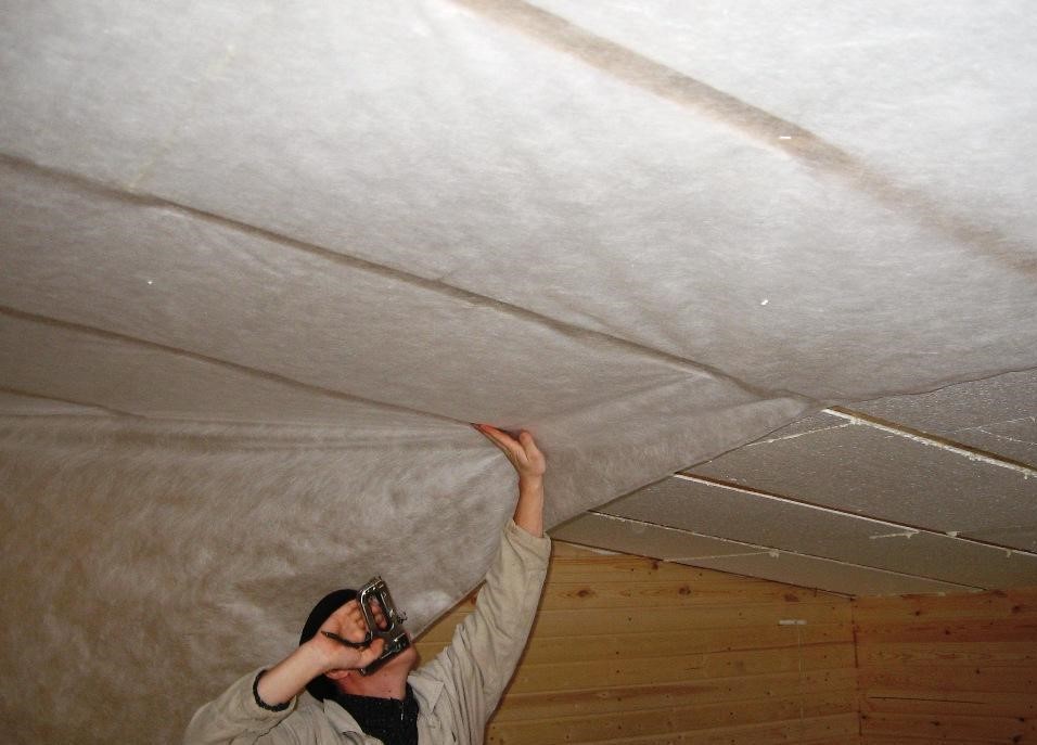 Утепляем потолок в деревянном доме своими руками