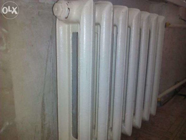 Старый радиатор чугунный на семь секций уже не один десяток лет исправно справляется с обогревом квартиры