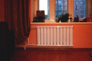 радиатор отопления под окном