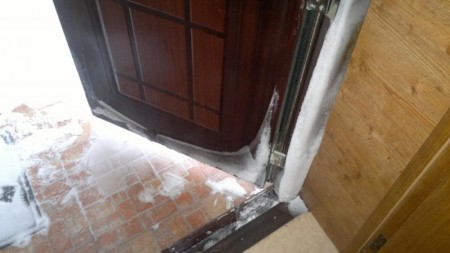 Неутепленная металлическая дверь зимой становится проводником холода в дом