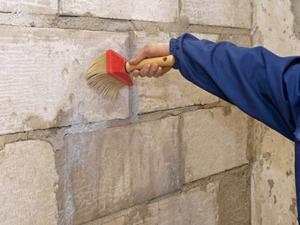 Подготовка стен к поклейке полистирола - процесс, требующий внимательности.