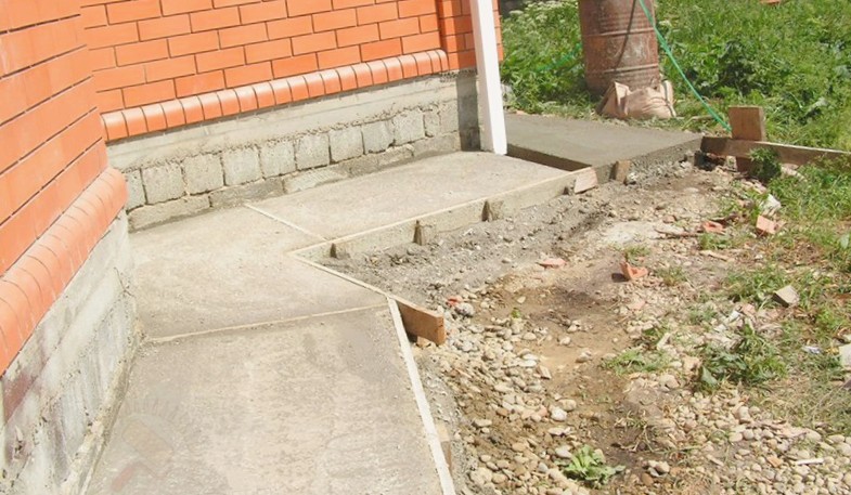 Как сделать бетонную отмостку вокруг дома своими руками