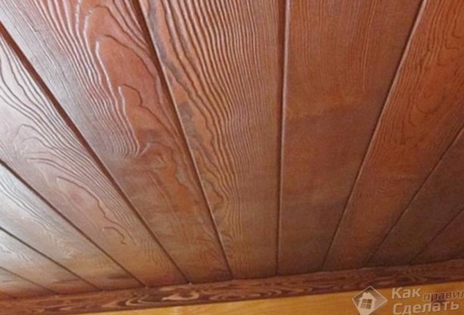 На деревянный потолок нанесена водоотталкивающая пропитка