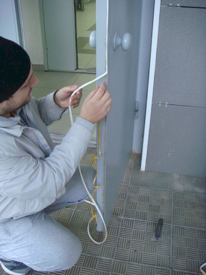 Как приклеить резиновый уплотнитель на металлическую дверь