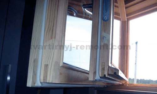 Наклееная на деревянное окно утепляющая лента