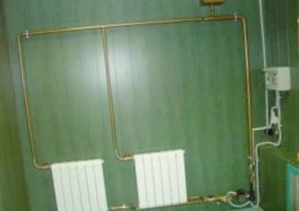 Отопление с естественной циркуляцией включает в себя водонагревательный котел, обратный и подающий трубопроводы, нагревательные радиаторы и расширительный бачок