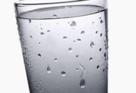 Охлажденный стакан с водой