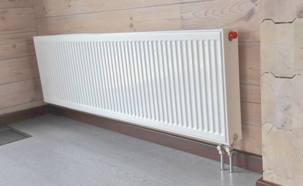 Стальной панельный радиатор в интерьере квартиры