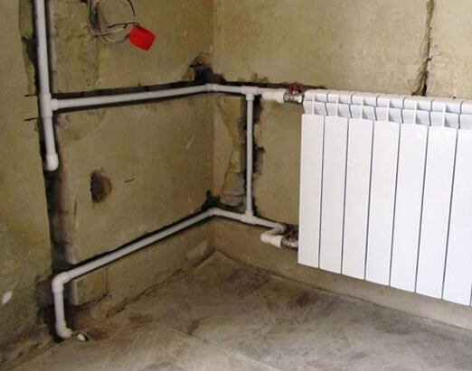 прокладка труб отопления в стене