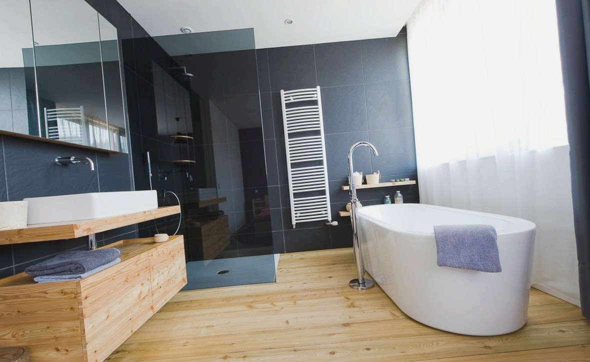 деревянный пол в ванной комнате