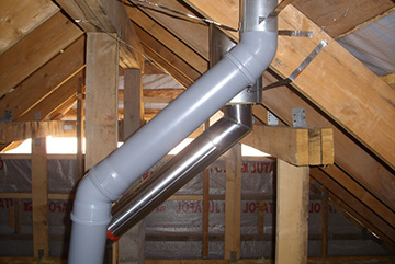 Вентиляционные трубы под крышей дома