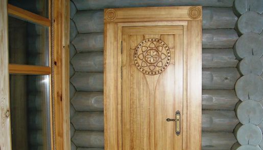 деревянная дверь в частном доме