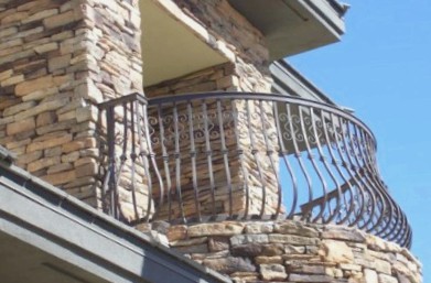 балкон из кованого металла