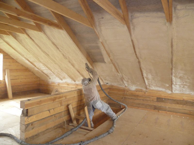 На фото показано как утеплить крышу дома изнутри