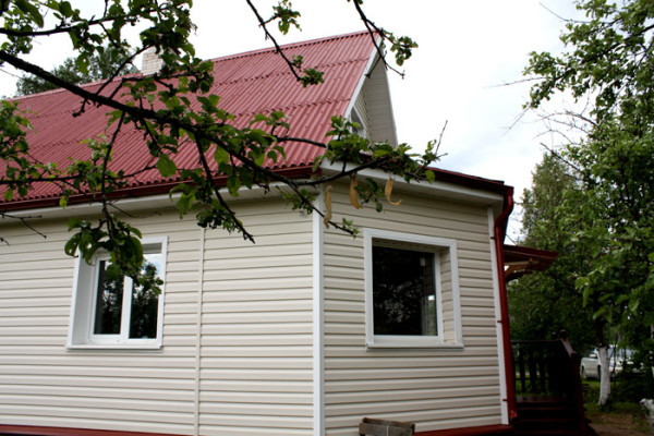 Брусовый дом с вентилируемым фасадом, утеплителем и обшивкой сайдингом