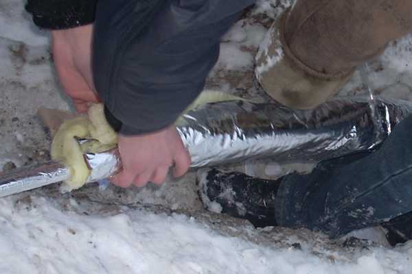 Чтобы не пришлось водопровод на улице утеплять в морозы, Сделать это лучше заранее