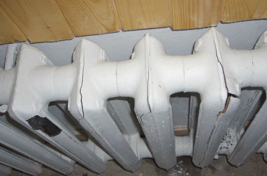 Разрушенный чугунный радиатор после замерзания воды