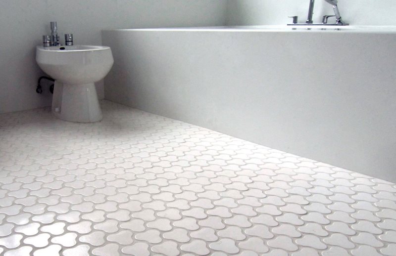 Белая керамическая плитка на теплом полу ванной
